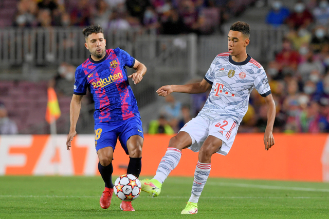 Pemain FC Barcelona Jordi Alba berusaha merebut bola dari pemain Bayern Muenchen pada pertandingan Grup E Liga Champions di Camp Nou, Barcelona, Spanyol. Foto: REUTERS