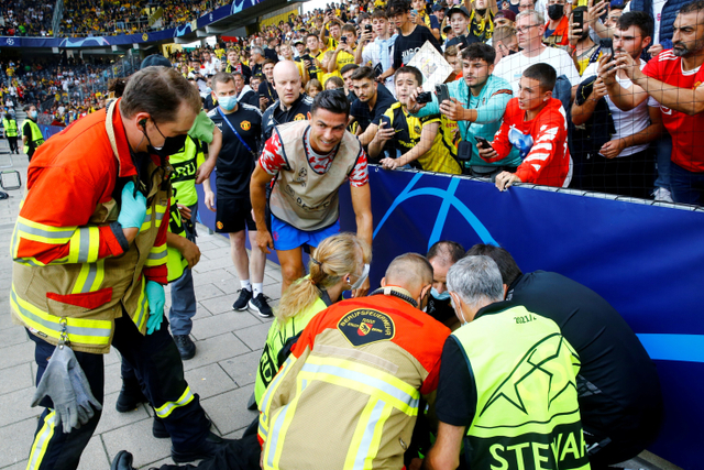 Pemain Manchester United Cristiano Ronaldo melihat seorang penjaga keamanan yang terkena bola tembakannya sebelum pertandingan melawan BSC Young Boys di Stadion Wankdorf, Bern, Swiss. Foto: Arnd Wiegmann/REUTERS