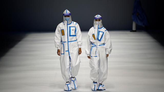 Foto: Model Berkostum Nakes di Runway China Fashion Week (1007408)