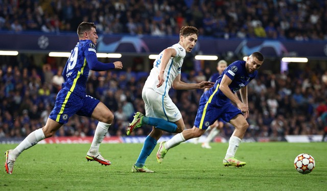 Pemain Chelsea Mason Mount dan Mateo Kovacic duel dengan pemain Zenit St Petersbug Daler Kuzyaev di Stamford Bridge, London, Inggris. Foto: John Sibley/Reuters