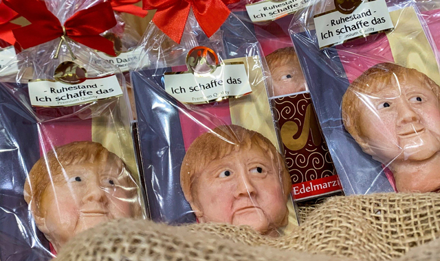 Kue marzipan yang menggambarkan Kanselir Jerman Angela Merkel yang dibuat di salah satu toko di Weilbach, Jerman. Foto: Annkathrin Weis/Reuters