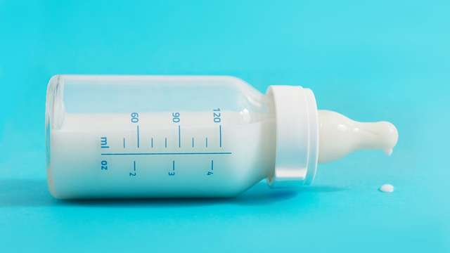 Kapan sebaiknya botol susu bayi diganti? Foto: Shutterstock