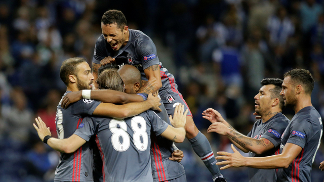Pemain-pemain Besiktas merayakan gol. Foto: Reuters/Miguel Vidal
