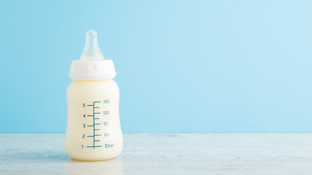 Botol susu bayi sebaiknya diganti berapa bulan sekali? Foto: Shutterstock