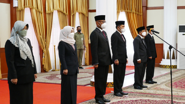 6 pejabat hasil open bidding yang dilantik di Gedung Daerah. Foto: Ismail/kepripedia.com