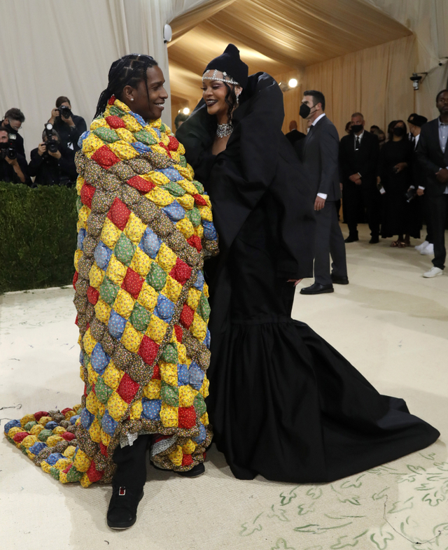 Tampilan 7 Pasang Selebriti yang Curi Perhatian di Met Gala 2021 (15145)