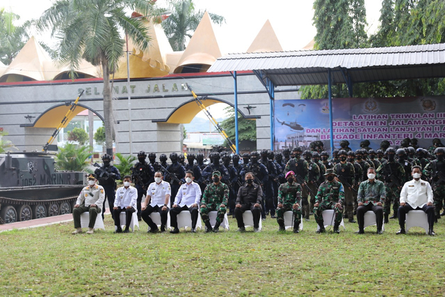 Denjaka dan Brigif Mar 04/BS gelar latihan pembebasan sandera di komplek kantor Gubernur Lampung, Rabu (15/9) | Foto : Ist