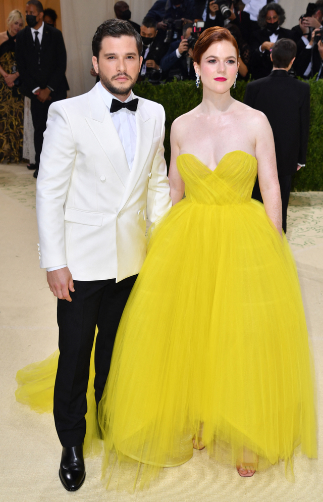 Tampilan 7 Pasang Selebriti yang Curi Perhatian di Met Gala 2021 (15143)
