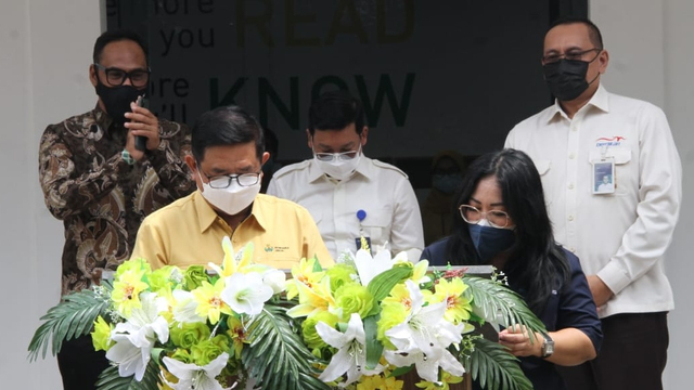 Dirut PG, Dwi Satriyo Annurogo dan Asisten Deputi Bidang Industri Pangan dan Pupuk Kementerian BUMN RI, Zuryati Simbolon (depan ki-ka) menandatangani prasasti peresmian gedung Diklat Learning Center PG. Foto: Istimewa