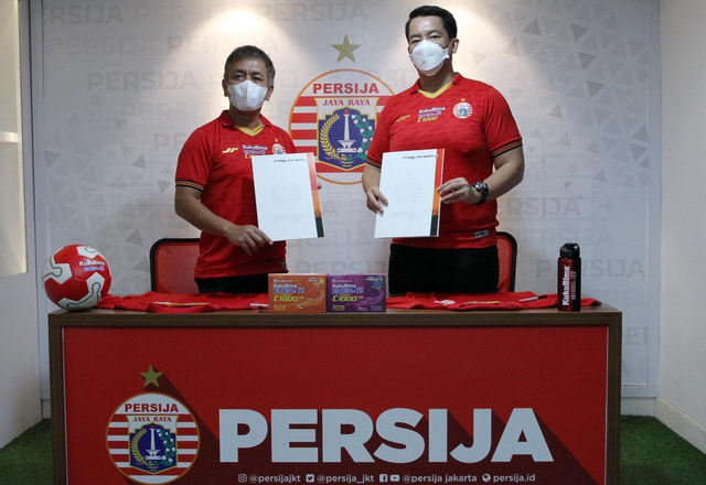 Direktur Komersial Persija, Ivi Sumarna Suryana dan Perwakilan Sido Muncul, Mario Hidayat usai menandatangani perjanjian kerja sama sponsor Liga 1 2021-2022. Foto: Sido Muncul.