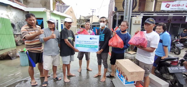 Majlis Ta'lim XL Axiata Salurkan Bantuan untuk Korban Banjir di Lebak (1006467)