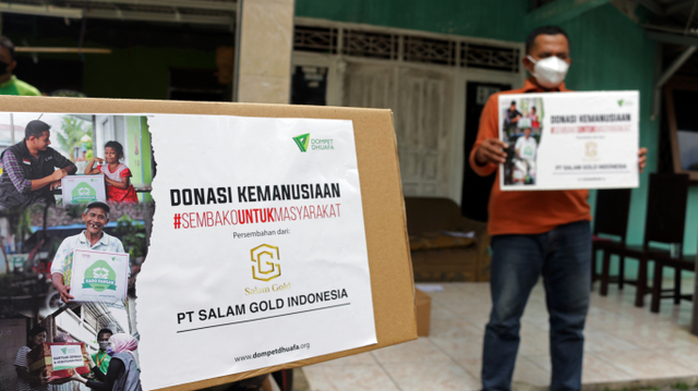 PT Salam Gold Indonesia bersama Dompet Dhuafa menyalurkan paket sembako bagi masyarakat terdampak Covid-19 di wilayah Depok, Jawa Barat (Senin, 13/09). Dok. Dompet Dhuafa.