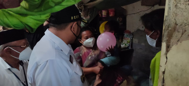 Wali Kota Dedy Yon saat mengunjungi VF balita yang gemar makan tanah di kediaman orangtuanya di Kelurahan Debong Lor, Tegal Barat, Kota Tegal, Rabu (15/9/2021) (Foto: Setyadi)
