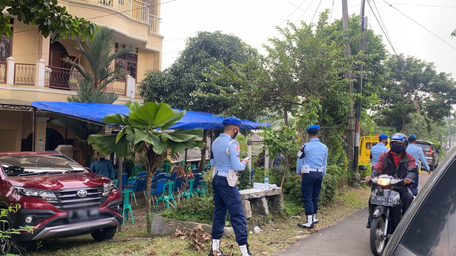 Suasana di depan rumah kapten pilot Rimbun Air di Bogor. Foto: Dok. Istimewa