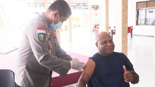 Kapolda Papua, Irjen Pol Mathius Fakhiri saat menjalani vaksinasi. (Dok Humas Polda Papua) 