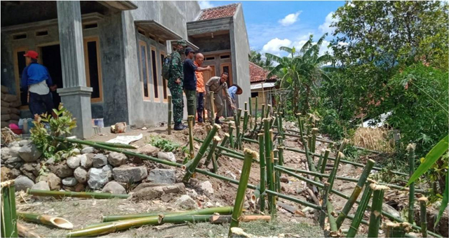 Petugas gabungan tampak melakukan penanganan darurat setelah tebing di dekat kawasan permukiman warga di Kabupaten Kuningan, Jabar, longsor. (Andri)