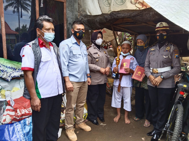 Polres Malang Beri Santunan Bocah dan Ibunya yang Bersepeda 30 Km ke Singosari (12418)