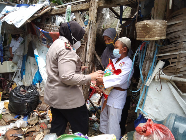 Polres Malang Beri Santunan Bocah dan Ibunya yang Bersepeda 30 Km ke Singosari (12419)