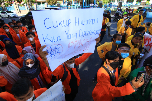 Ratusan mahasiswa menggelar aksi demo di depan Kantor Gubenur Sumatera Barat di Padang, Rabu 15 September 2021. Foto: Langkan/Kumparan