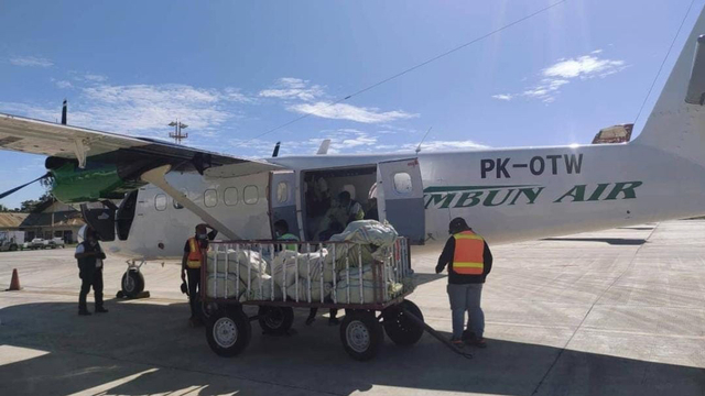 Pesawat Rimbun Air PK OTW saat mendarat di Bandara El Tari Kupang. Pesawat PK OTW hari ini ditemukan jatuh di Sugapa, Intan Jaya Papua saat mengangkut material bahan bangunan. (Dok instagram rimbunair)