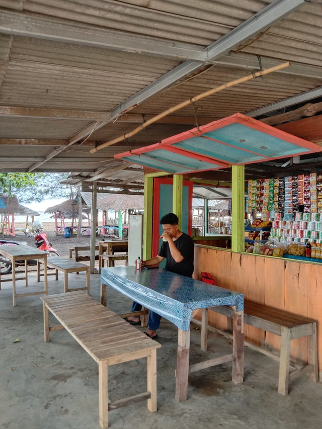 Geliat Pedagang Kecil di Objek Wisata Alam Pantai Gua Manik dan Benteng Portugis (78507)