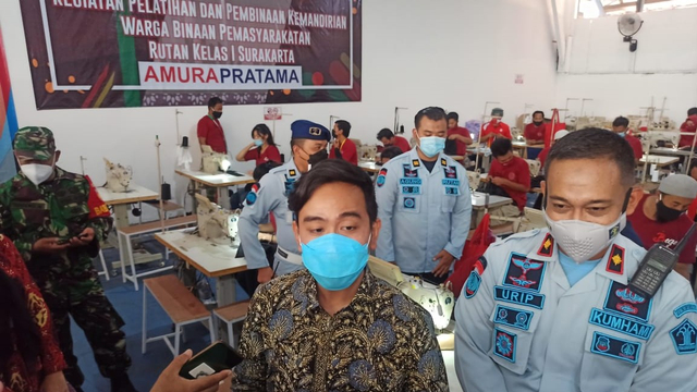 Wali Kota Solo Gibran Rakabuming kunjungi pusat produksi garmen warga binaan Rutan Solo. (FOTO:Adisaputri)