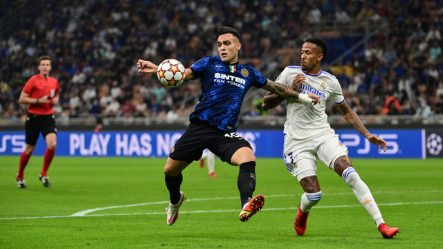 Pemain Inter Milan Lautaro Martinez berusaha melewati pemain Real Madrid Eder Militao pada pertandingan Grup D Liga Champions di San Siro, Milan, Italia. Foto: MIGUEL MEDINA / AFP