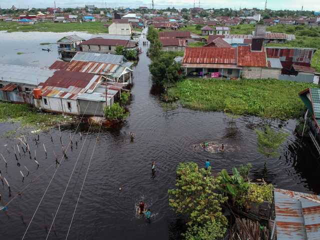 Foto udara permukiman warga terendam banjir di Jalan Anoi, Palangkaraya, Kalimantan Tengah, Rabu (15/9/2021). Foto: Makna Zaezar/Antara Foto
