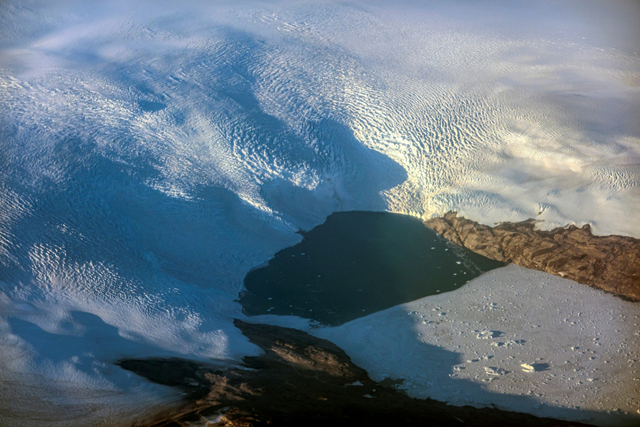 Es gletser dan gunung es yang mencair di pantai timur, Greenland, 4 September 2021. Foto: Hannibal Hanschke/REUTERS