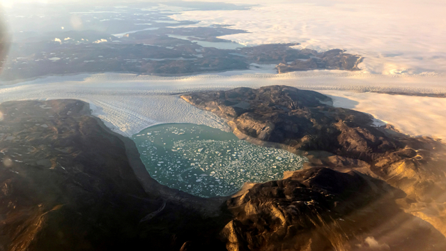 Es gletser dan gunung es yang mencair di pantai timur, Greenland, 4 September 2021. Foto: Hannibal Hanschke/REUTERS