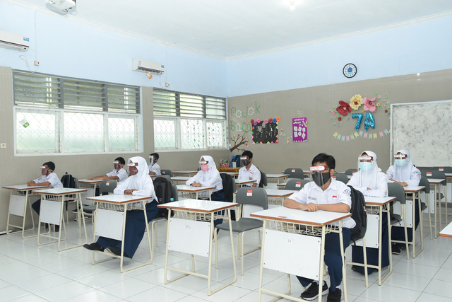 Siswa melakukan pembelajaran tatap muka di sekolah. Foto: Shutterstock