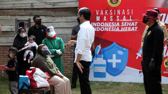 Presiden Jokowi saat meninjau vaksinasi di Aceh. Foto: Zuhri Noviandi/kumparan