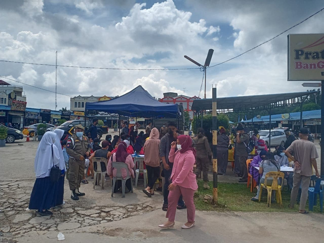 Razia protokol kesehatan dan rapid test antigen massal di Tiban Center, Kecamatan Sekupang, Kota Batam. (Foto: Reza/Batamnews)