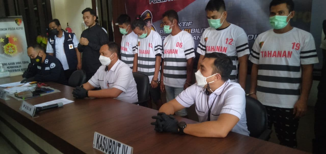 Lima tersangka kasus PMI ilegal ditangkap polisi. (Foto: Reza/Batamnews)