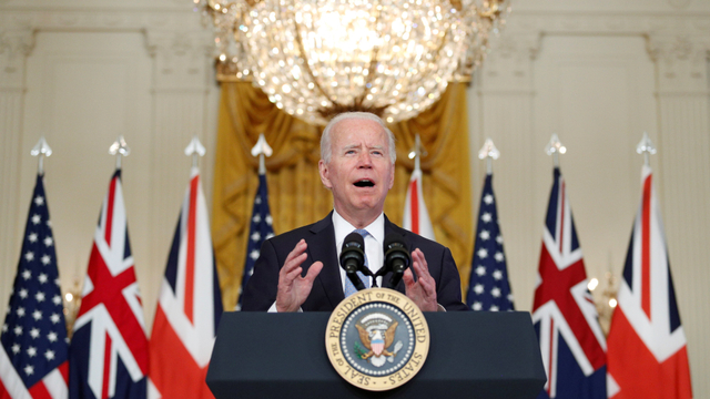 Presiden AS Joe Biden menyampaikan pidato tentang Inisiatif Keamanan Nasional secara virtual dengan Perdana Menteri Australia Scott Morrison dan Perdana Menteri Inggris Boris Johnson. Foto: Tom Brenner/Reuters