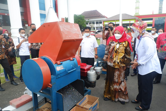 Pemkot Terima Mesin Pencacah Plastik dari BPJN Lampung untuk Kelola Sampah (1)