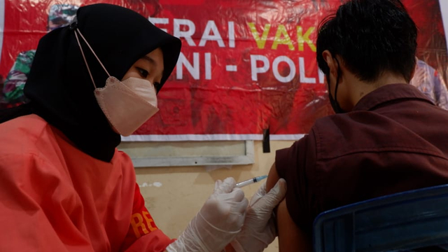Tim medis sedang melakukan penyuntikan vaksin kepada peserta vaksinasi. Foto: Deden Saputra/kendarinesia.
