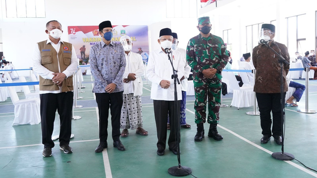 Wakil Presiden Ma'ruf Amin memberi keterangan pers saat tinjau vaksinasi dosis kedua di Pondok Pesantren An-Nawawi Tanara, Banten. Foto: Dok. KIP