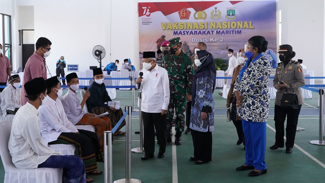 Wakil Presiden Ma'ruf Amin tinjau vaksinasi dosis kedua di Pondok Pesantren An-Nawawi Tanara, Banten. Foto: Dok. KIP