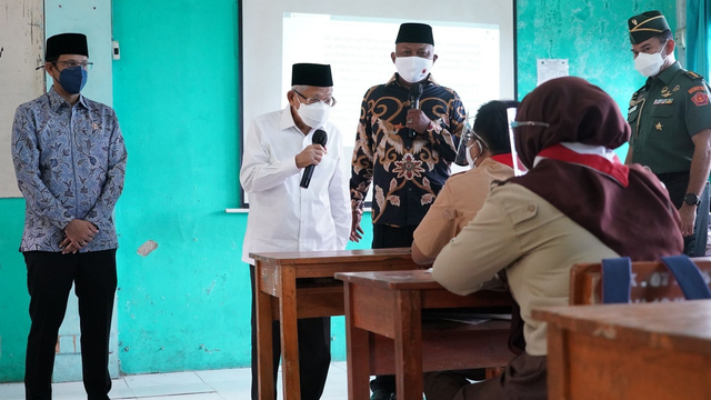 Wakil Presiden Ma'ruf Amin menyapa salah satu murid saat tinjau PTM terbatas di SMAN 19 Tangerang. Foto: Dok. KIP