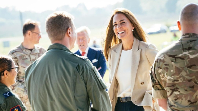 Kata Middleton melakukan kunjungan ke pangkalan Angkatan Udara Kerajaan, RAF Brize Norton, di Oxfordshire, Inggris, pada Rabu (15/9). Foto: Instagram @dukeandduchessofcambridge