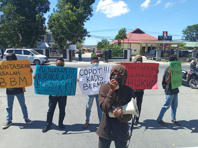 Ampera Kupang demo Bupati Lembata di depan Aula El Tari Kupang, hari ini. Foto : Istimewa