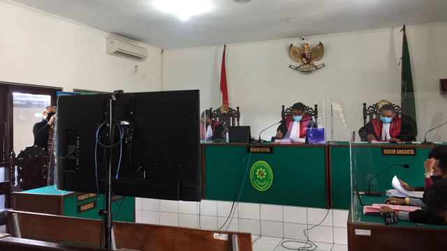 Suasana sidang kasus sate sianida maut di Bantul dengan terdakwa Nani Aprilliani Nurjaman di Pengadilan Negeri Bantul, Kamis (16/9). Foto: Arfiansyah Panji/kumparan 