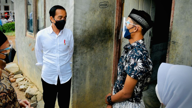Presiden Jokowi saat tinjau vaksinasi door to door di Aceh. Foto: Laily Rachev/Biro Pers Sekretariat Presiden