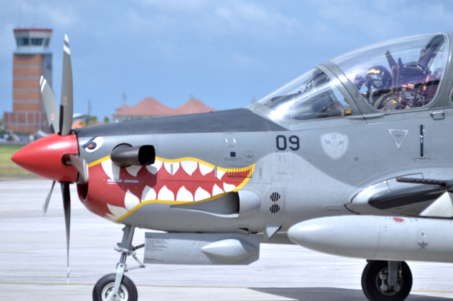 Pilot pesawat Super Tucano bersiap lepas landas di Lanud I Gusti Ngurah Rai, Badung, Bali, Kamis (16/9/2021). Foto: Fikri Yusuf/ANTARA FOTO