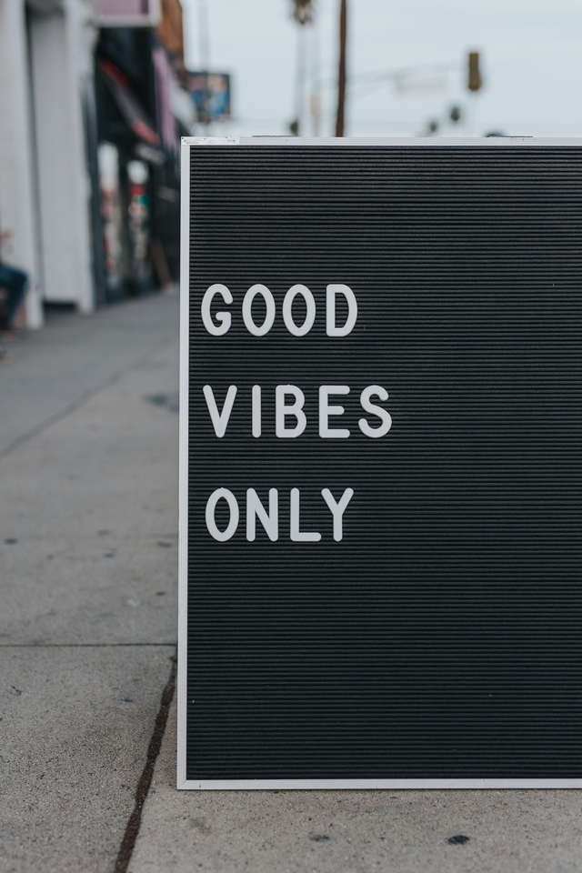 Good Vibes Only. Sumber : Unsplash