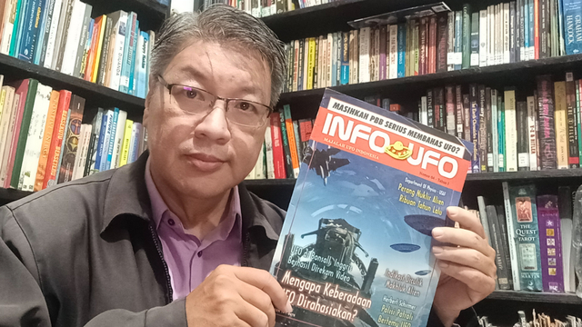 Dedengkot UFO Indonesia Terbitkan Buku Terbaru: UFOs Are Real, They Are Here (51950)