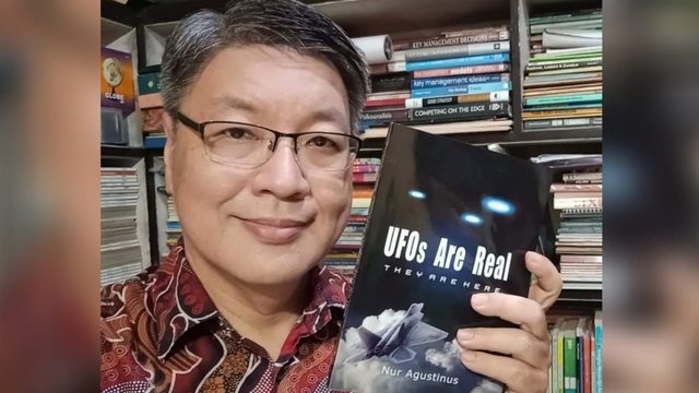 Pendiri komunitas peneliti UFO tertua di Indonesia, Nur Agustinus bersama buku barunya. Foto: Istimewa