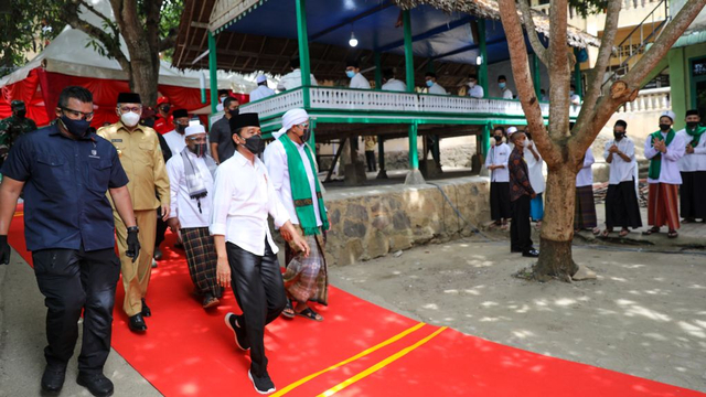 Presiden Jokowi tiba di Pondok Pesantren/Dayah Istiqamatuddin Darul Mu’arrif, Aceh Besar, untuk meninjau vaksinasi massal bagi santri, Kamis (16/9). Foto: Suparta/acehkini