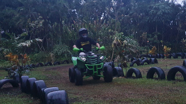 Seorang pengunjung yang mencoba ATV di Hyatt Regency Yogyakarta. Foto: Sandra/Tugu Jogja